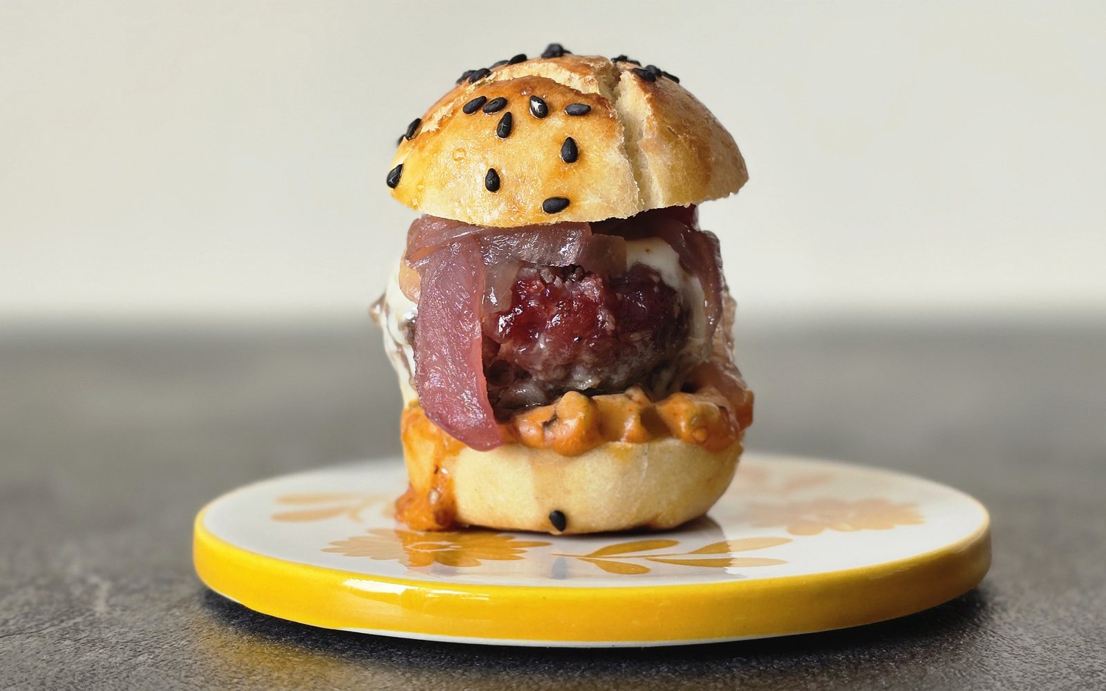 Mini burger de bœuf, oignons caramélisés et Tête de Moine