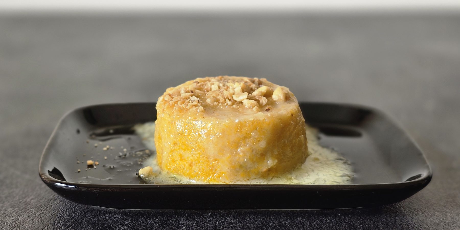 Flan de courge, crème de parmesan et éclats de noisettes