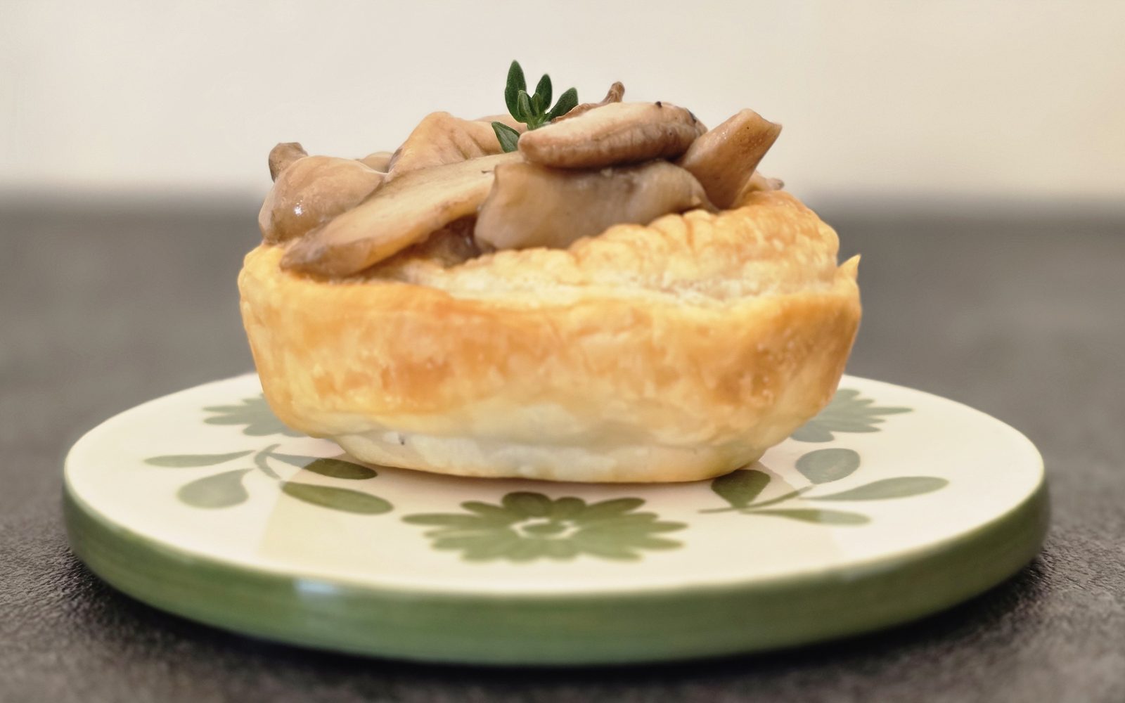 Panier feuilleté aux cèpes et crème de parmesan