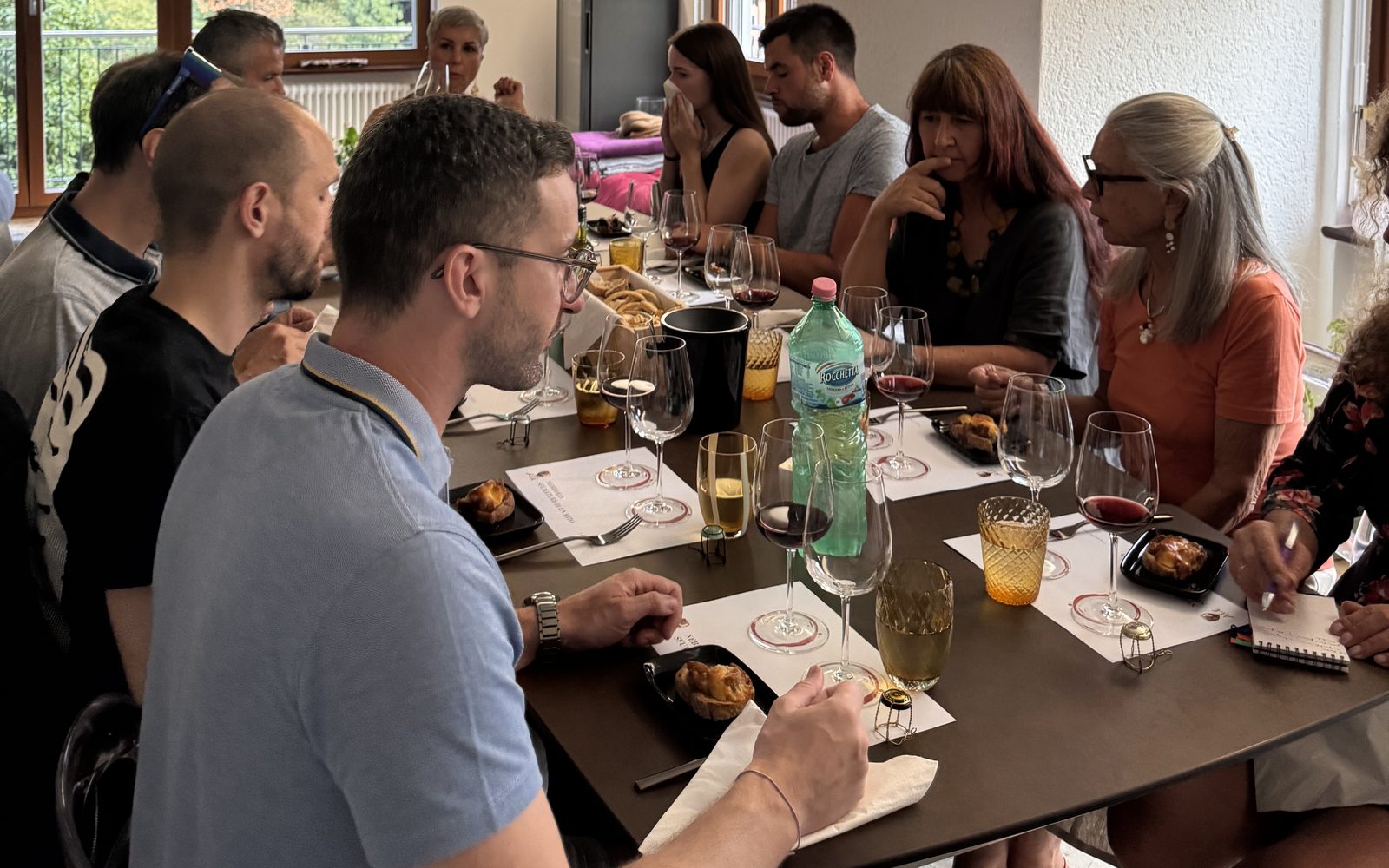 Les invités autour de la table