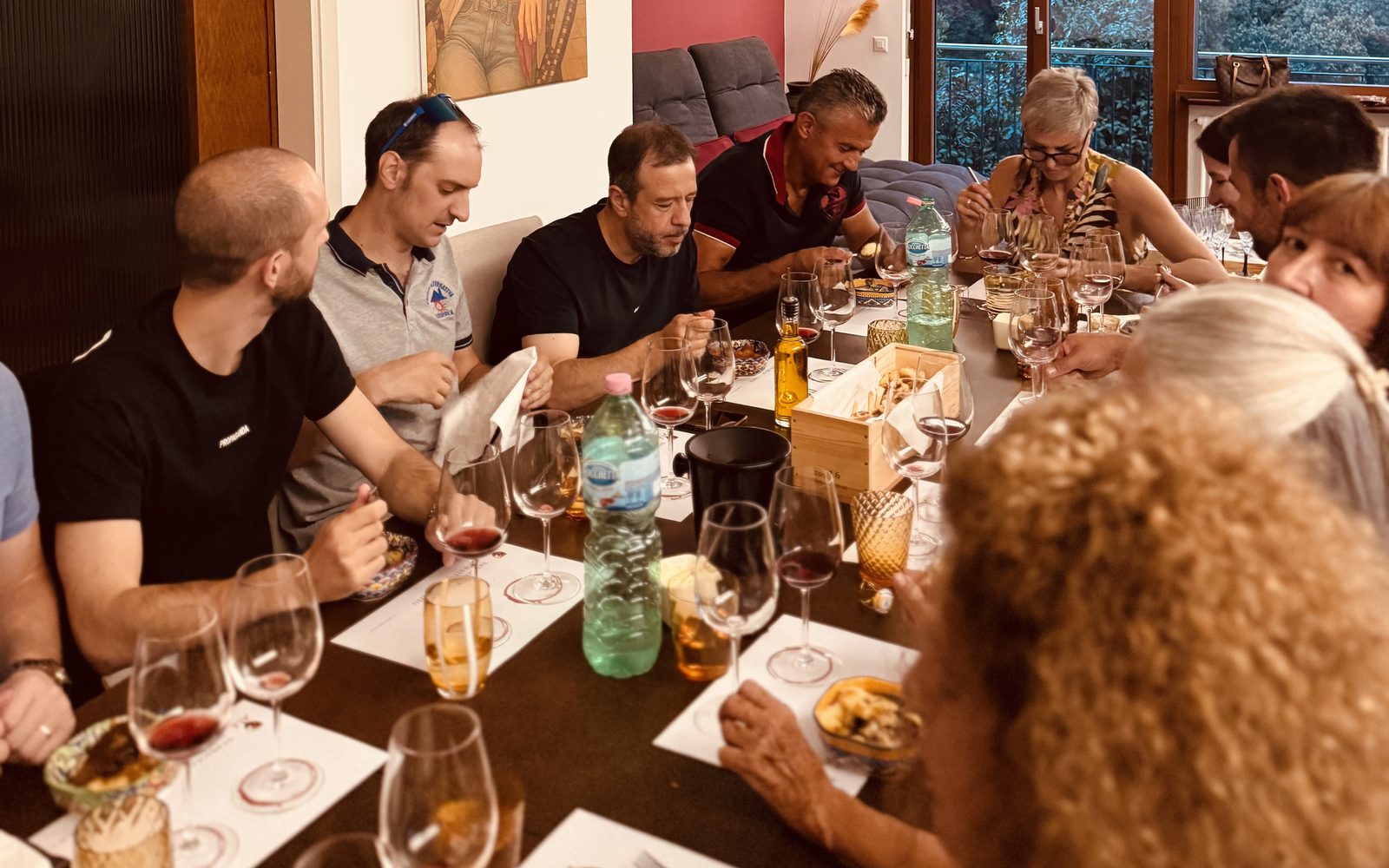 Les invités autour de la table