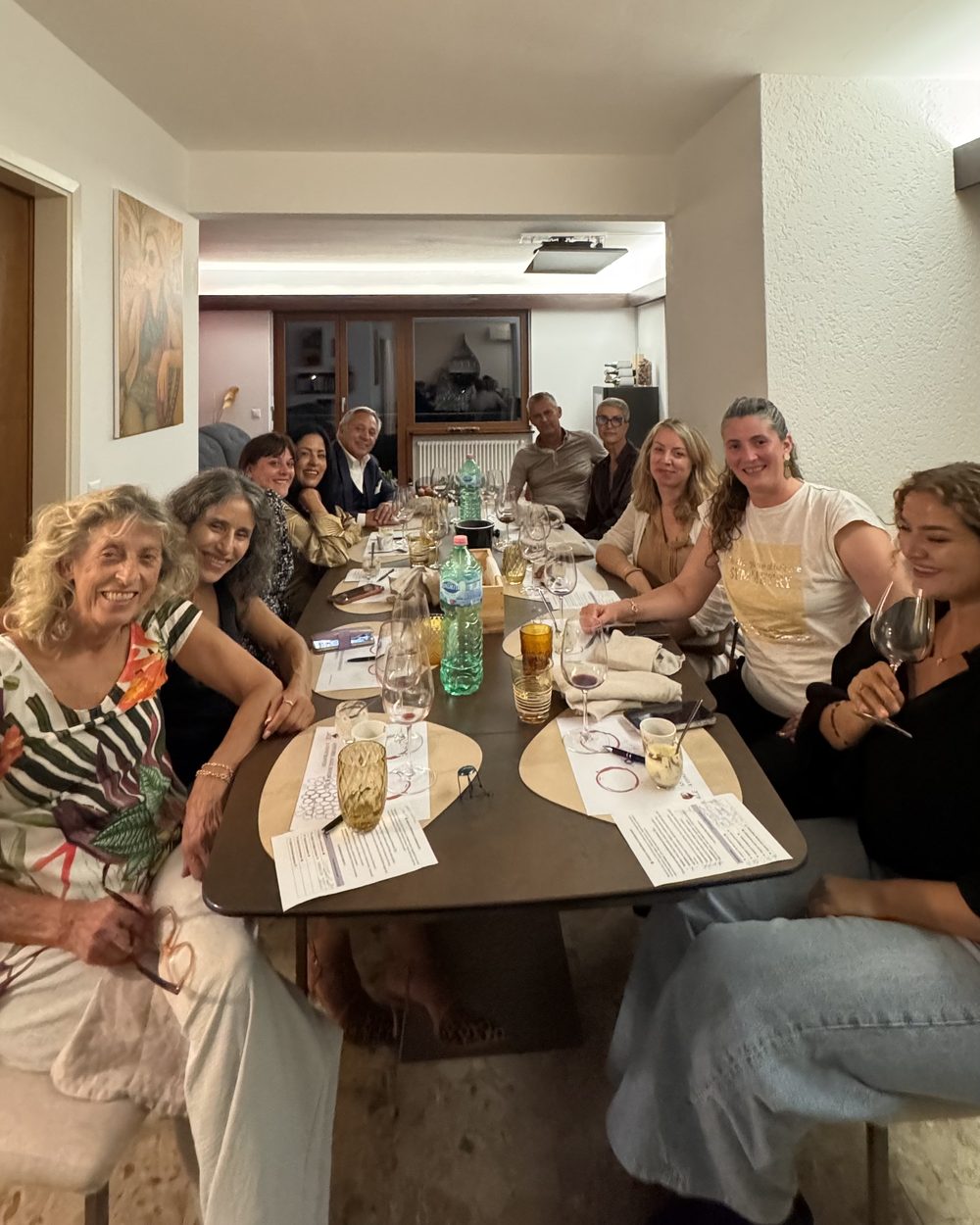 Les invités autour de la table