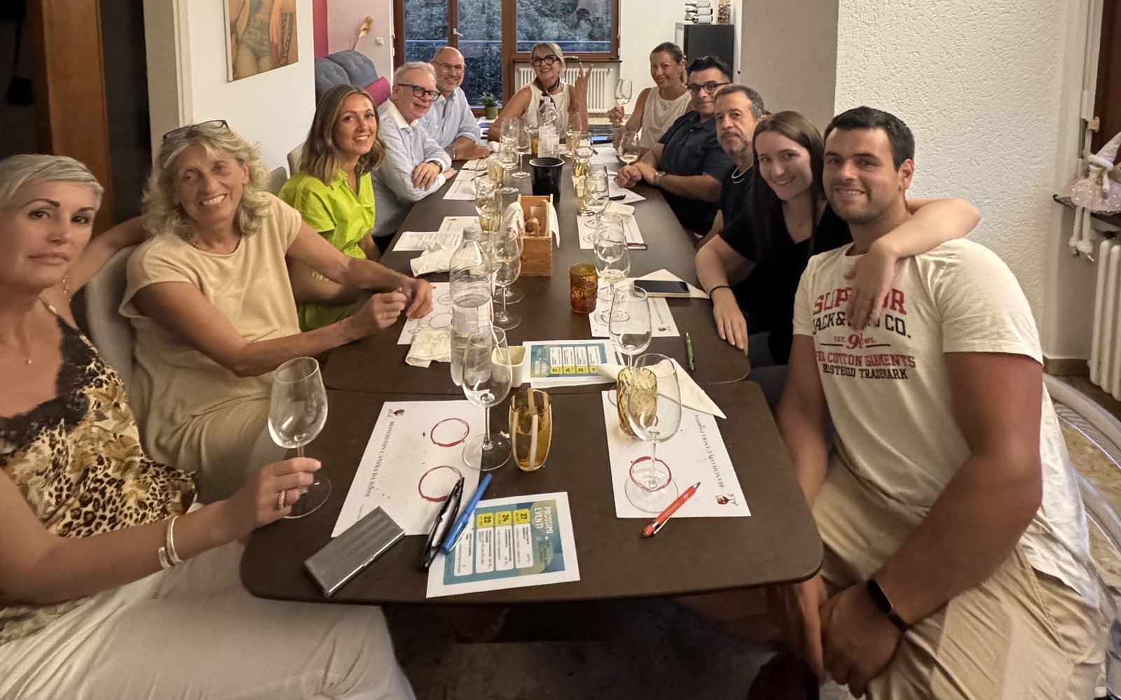 Les invités autour de la table